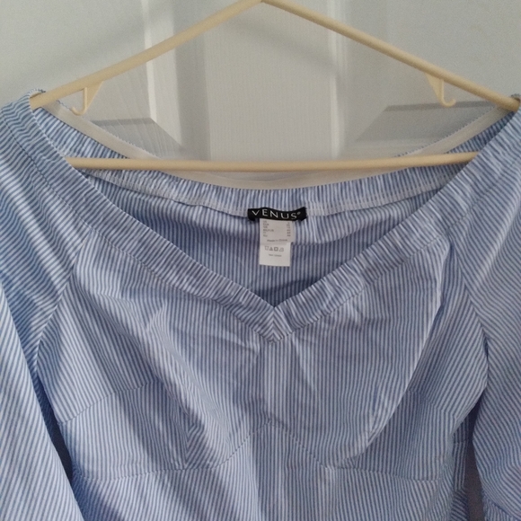 V neckline puff sleeve blouse - Picture 3 of 4